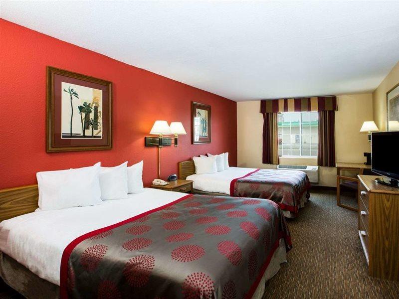 รามาดา บาย วินด์แฮม ซูฟอลล์ Hotel ซูฟอลส์ ภายนอก รูปภาพ