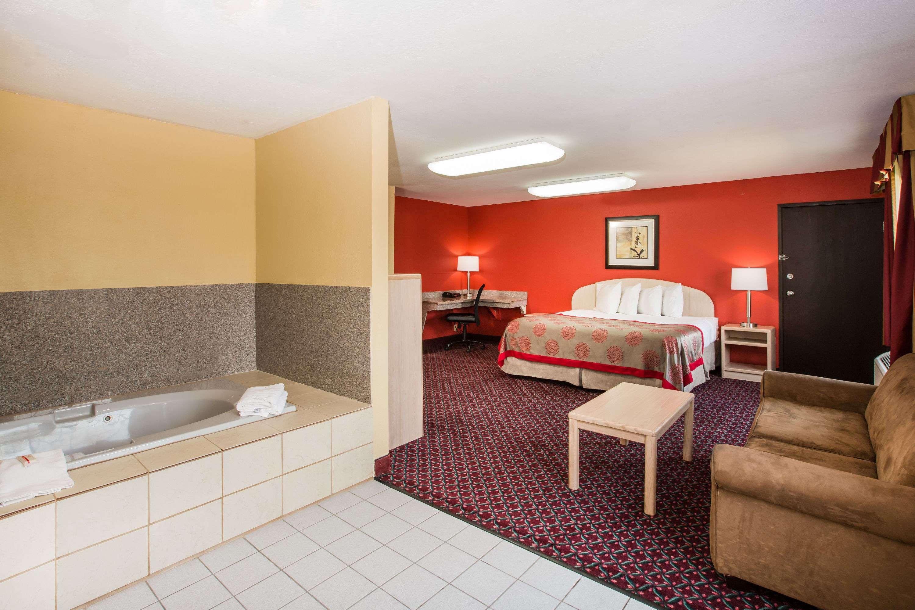 รามาดา บาย วินด์แฮม ซูฟอลล์ Hotel ซูฟอลส์ ภายนอก รูปภาพ